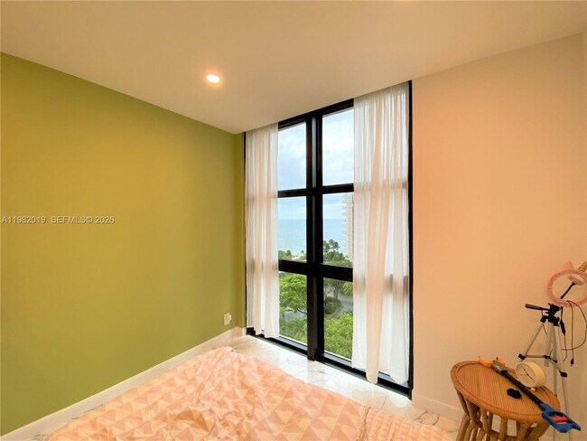 Building Photo - 1121 Crandon Blvd