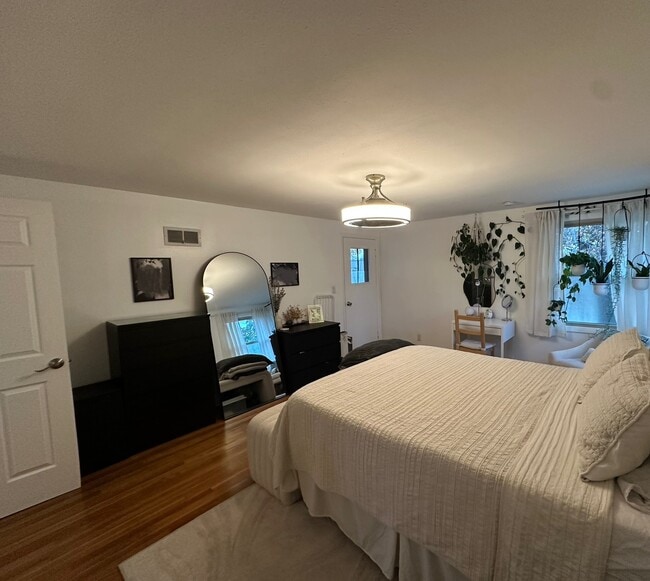 Building Photo - 4945A S Lake Dr