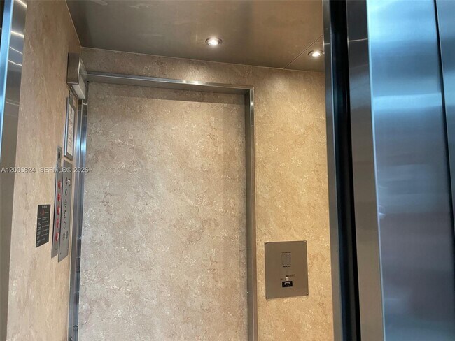 Building Photo - 2600 NE 135th St