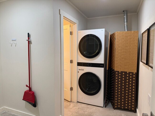 Building Photo - Welcome to your new charming 3-bedroom, 1.5-bath home in Broken Arrow close to Main Street!