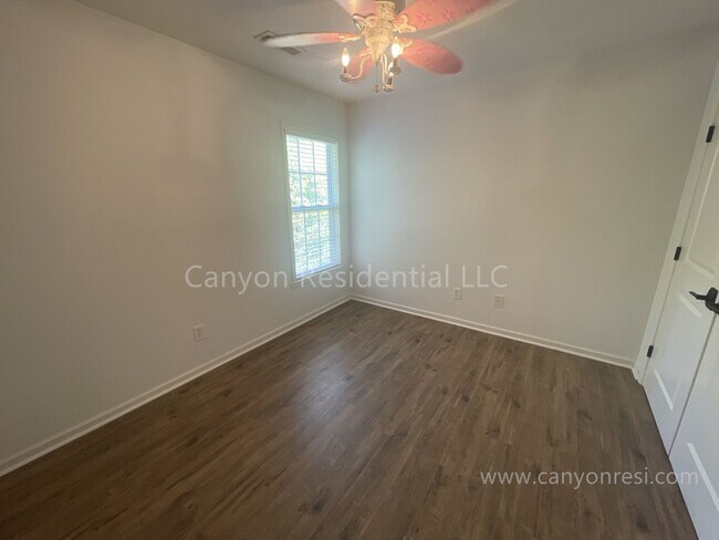 Building Photo - Beautiful 3b Room!Move in ready!