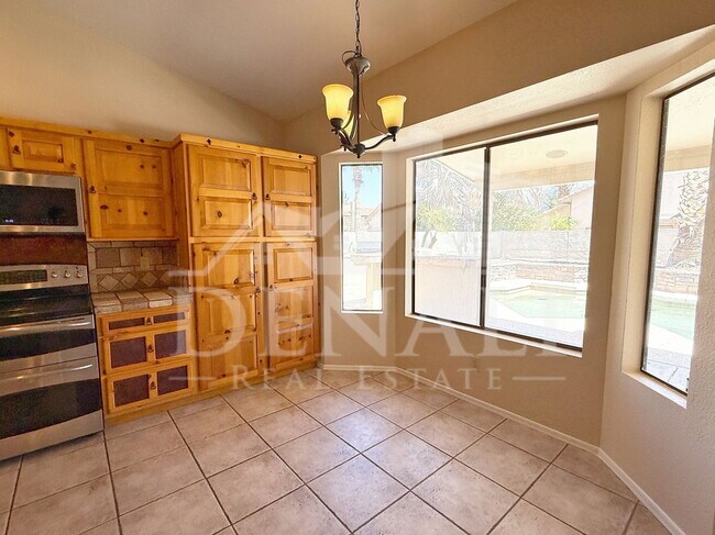 Building Photo - 1211 E Drake Dr
