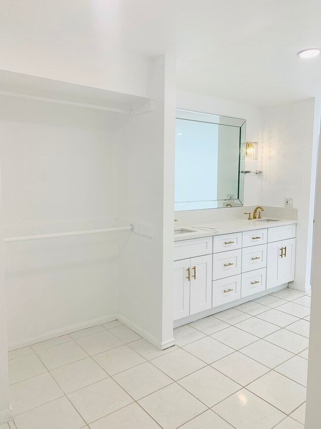 Building Photo - 5301 Balboa Blvd