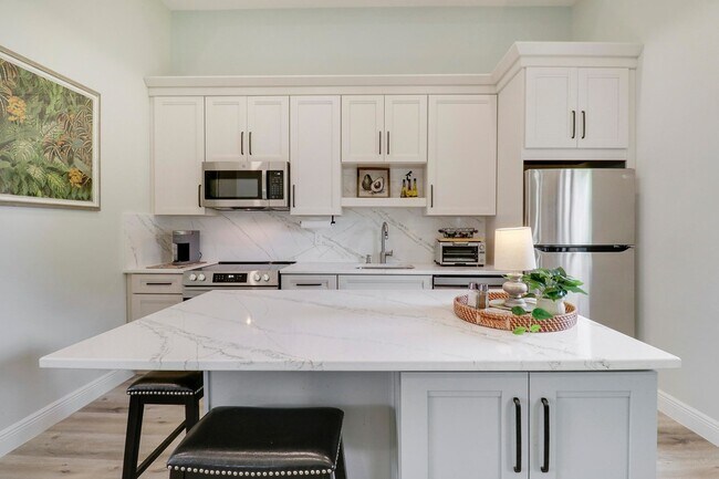 Building Photo - 10735 Lantana Rd