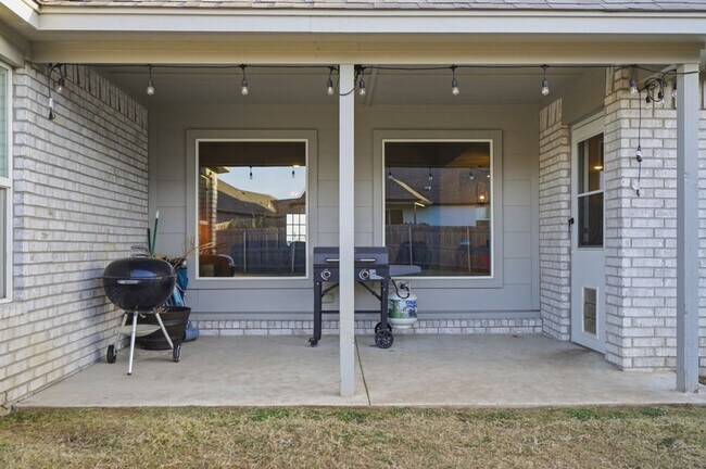 Building Photo - Welcome to this exceptionally well maintained like new home located in the Estates at Morrow Place