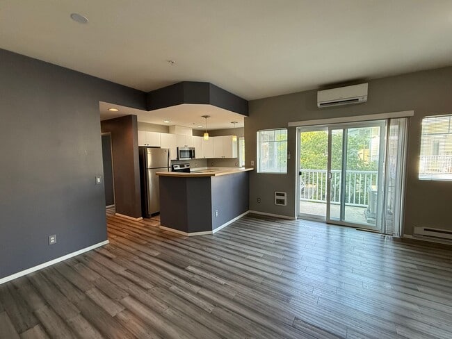 Building Photo - Updated Kent Townhome - Private Garage & AC