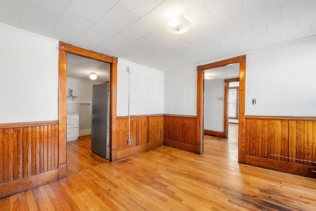 Building Photo - 4 Elm St