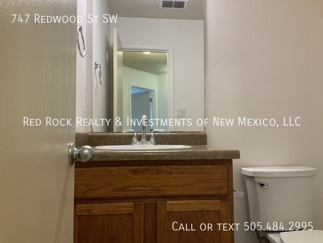 Building Photo - 747 Redwood St SW