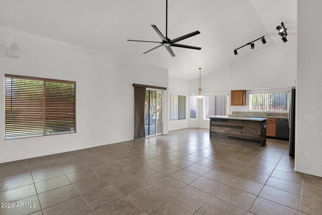 Building Photo - 360 S Pineview Dr