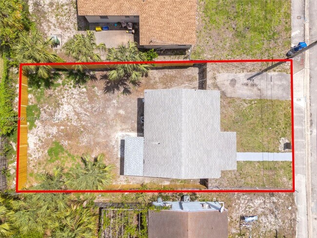 Building Photo - 1660 W 26th St