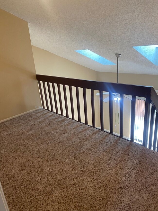 Building Photo - 2 bedroom + loft, 2 bathroom townhome near UCF