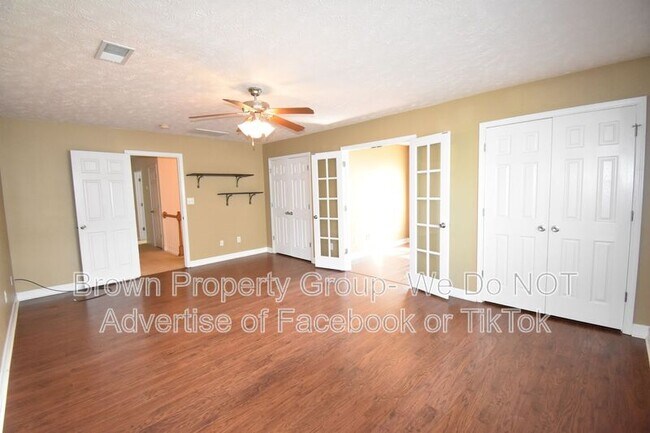 Building Photo - 165 Pender Rd