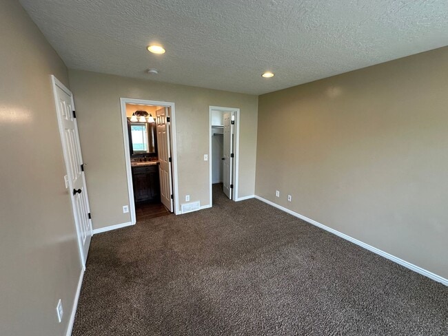 Building Photo - Great Family Home in Excellent West Jordan...