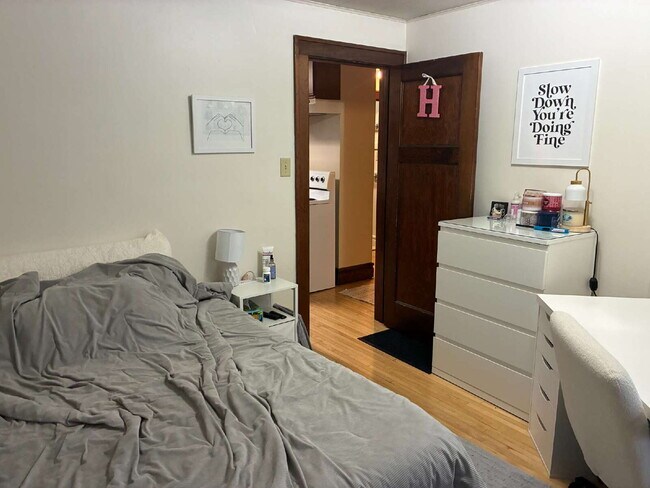 Building Photo - Nice 3 Bed 1 bath close to Water St. and UWEC! Available June 1st