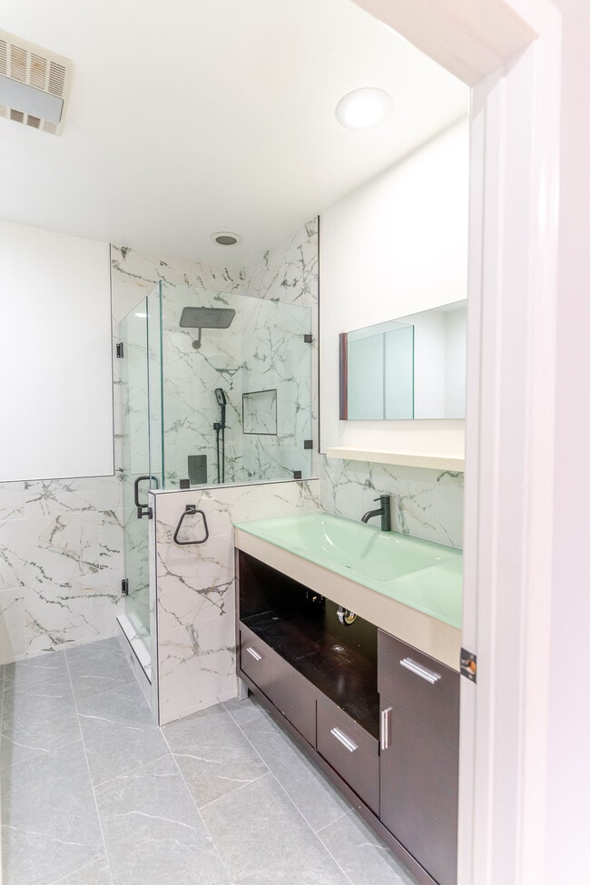 Building Photo - 640 E Valencia Ave