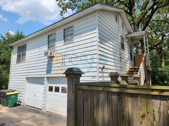 Building Photo - Great Apartment In Hillcrest across from Scott Field!!!!!