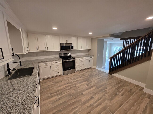 Building Photo - 10731 Hillside Dr