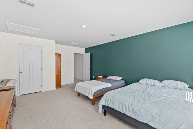 Building Photo - Beautiful 4-Bedroom Home with Fenced Backyard & Open Floor Plan!