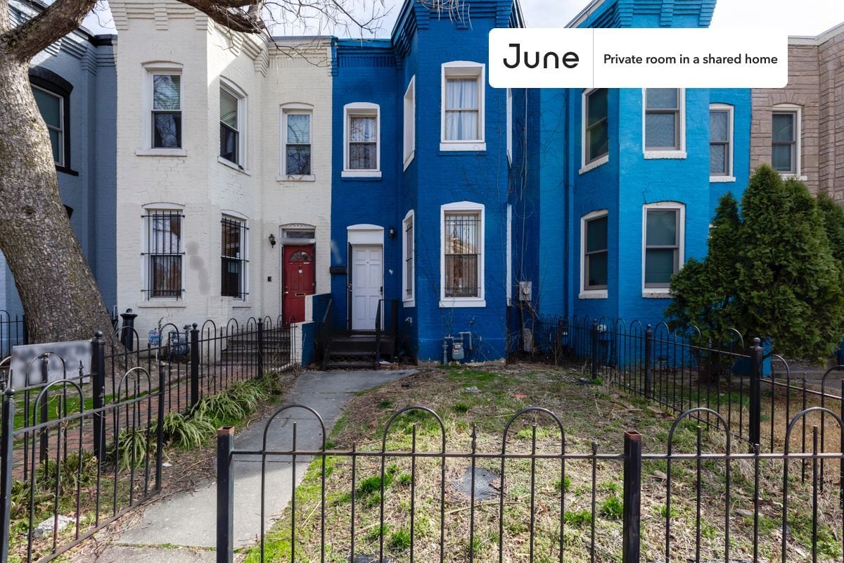 Building Photo - Room in Shared 3 bed/3 bath home