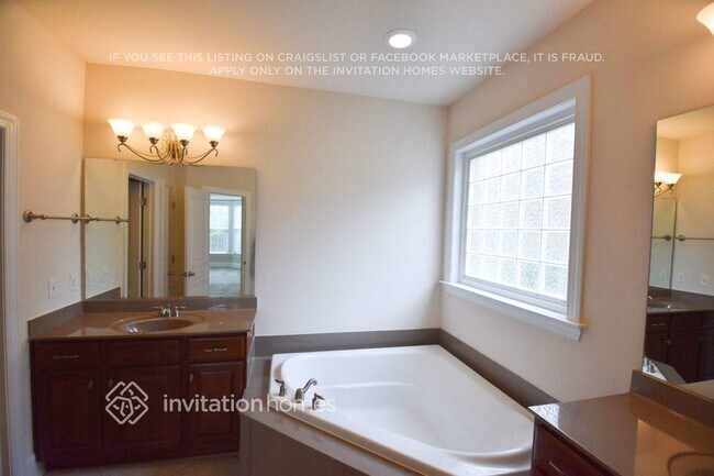 Building Photo - 10814 Bask Ct