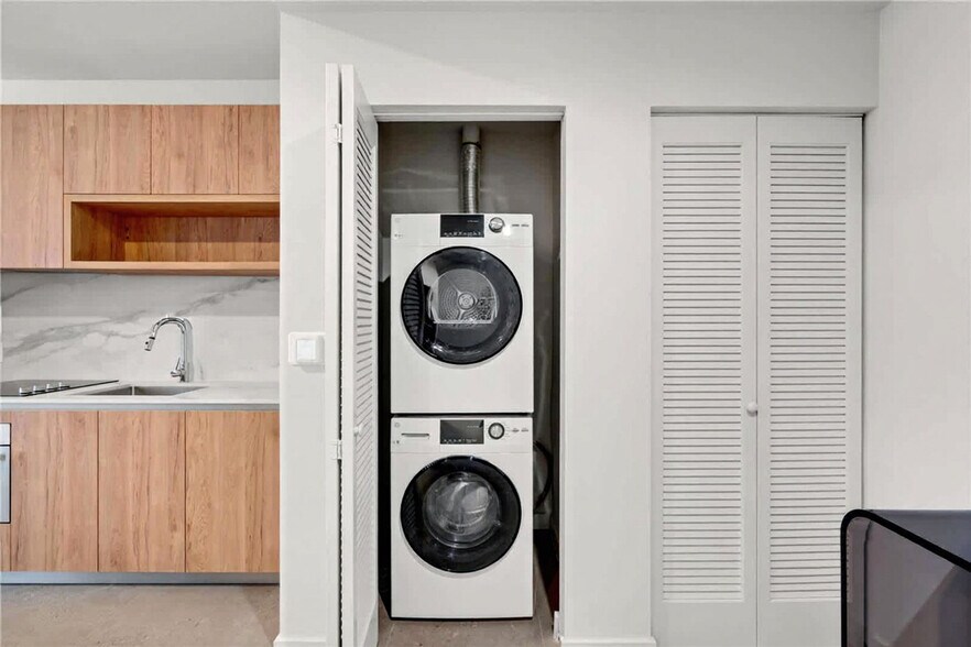 Building Photo - 601 N Miami Ave