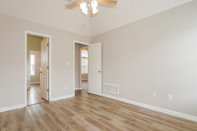Building Photo - 80 Tate Dr