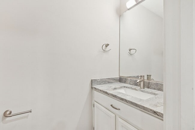 Building Photo - Hampton Townhouse-Move in Quick