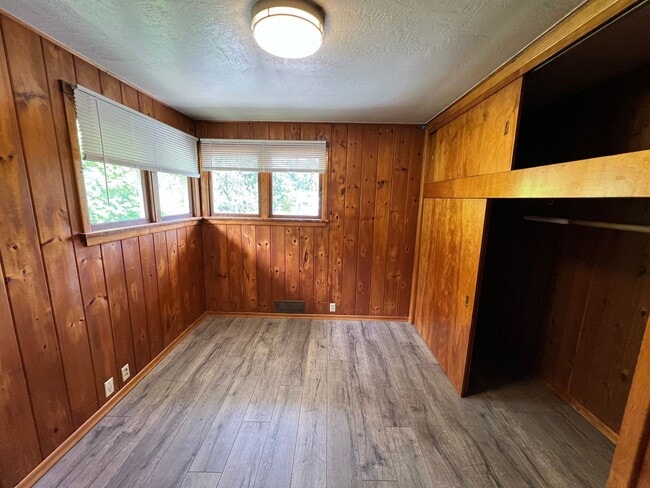 Building Photo - Bremerton Duplex