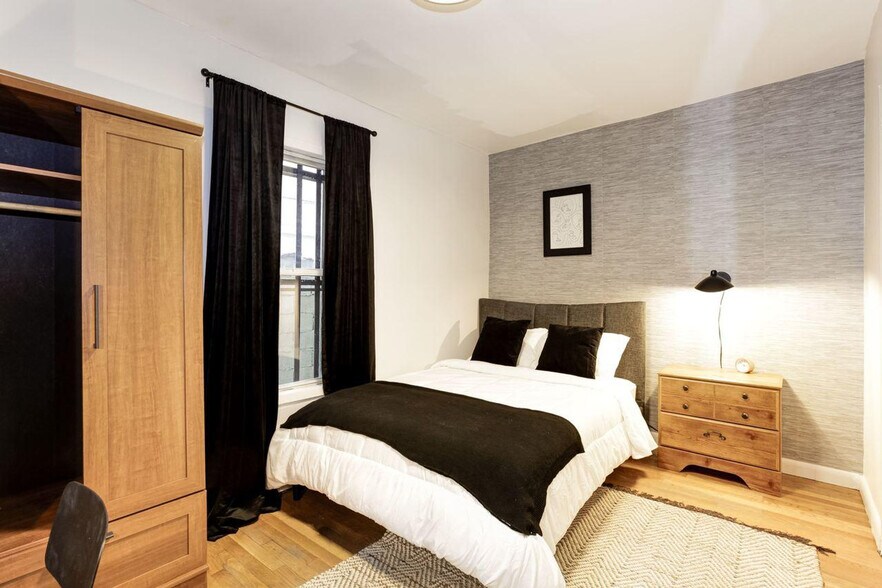 Building Photo - 120 W 71st St