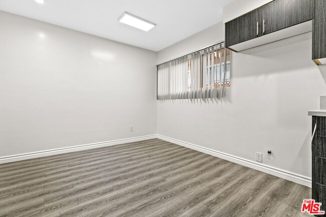 Building Photo - 330 E Dryden St