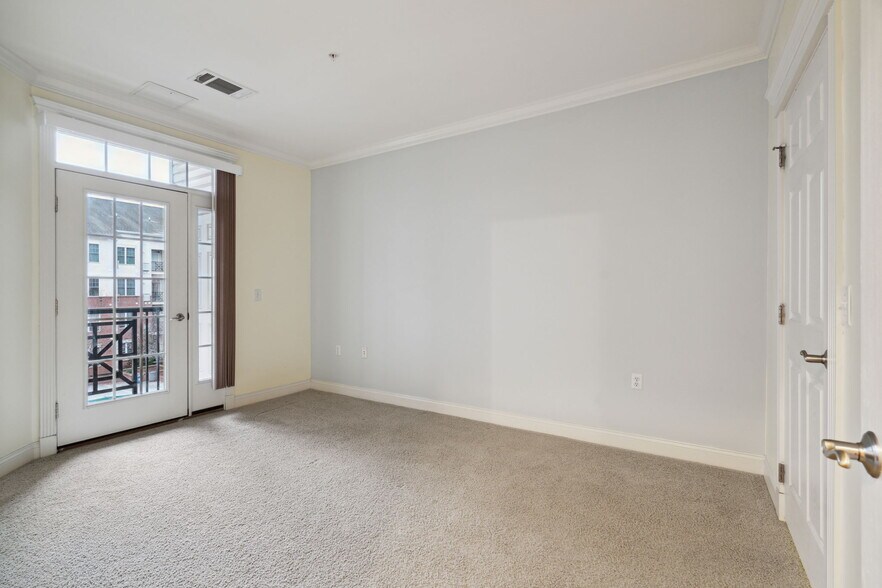 Building Photo - 300 W Elm St