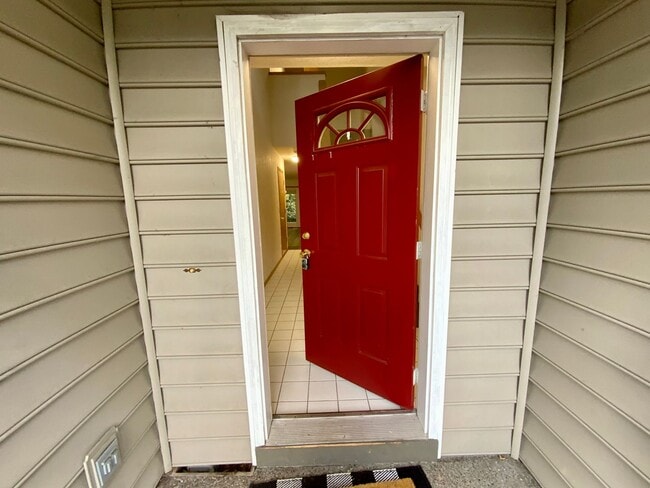 Building Photo - Large 2 Bedroom. 1.5 Bath Townhouse with G...