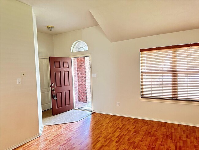 Building Photo - 4527 Estate Dr