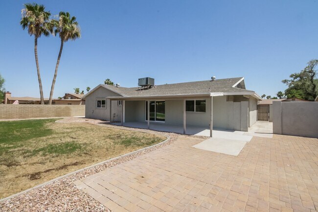 Building Photo - 1892 E Ellis Dr