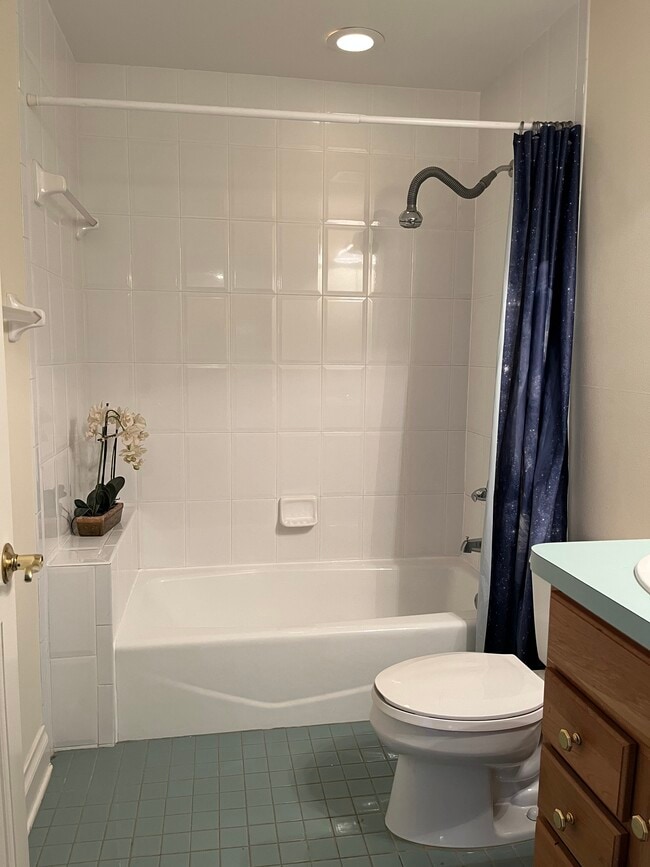 Bath - 822 S Edison Ave