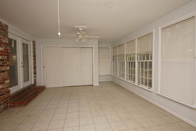 Building Photo - 596 L'Ombre Ct NE