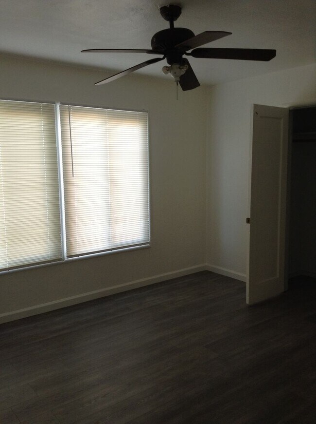 Building Photo - Cute Duplex front unit available