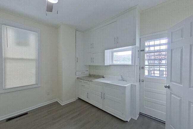 Building Photo - 1473 Thomas Ave
