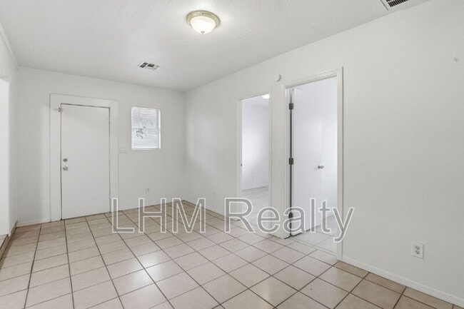 Building Photo - 5321 W Lewis Ave