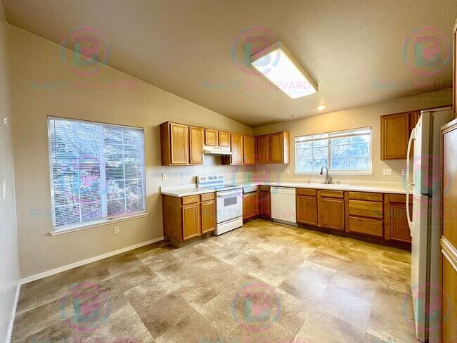 Building Photo - 1 Month Free!!! Beautiful 3BR 2 Bath home with RV Parking!