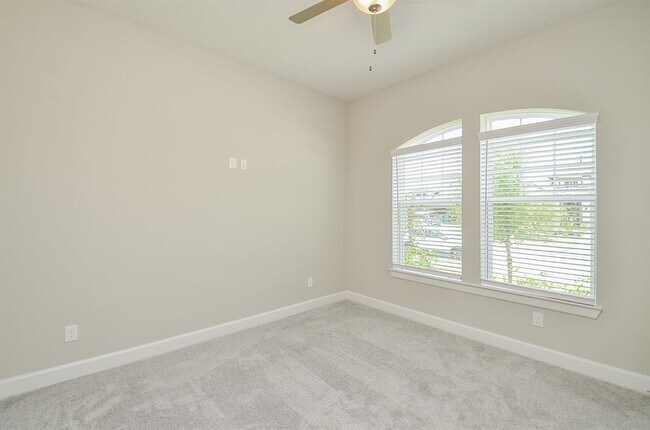 Building Photo - 13807 San Pasqual Pointe Dr