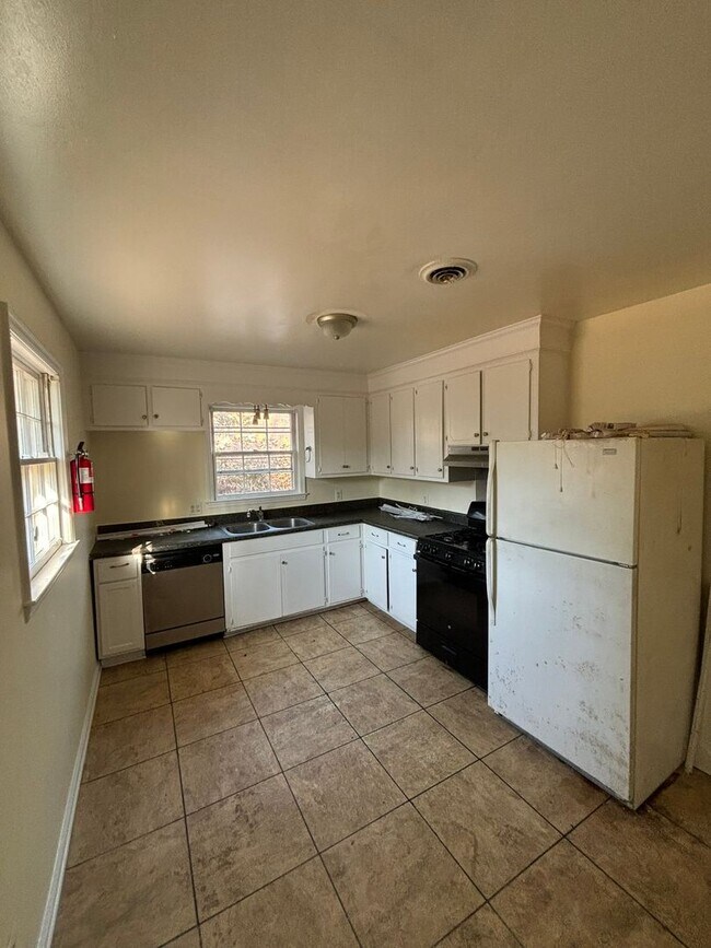 Building Photo - Charming 3 Bed, 1 Bath Home | Available June 22