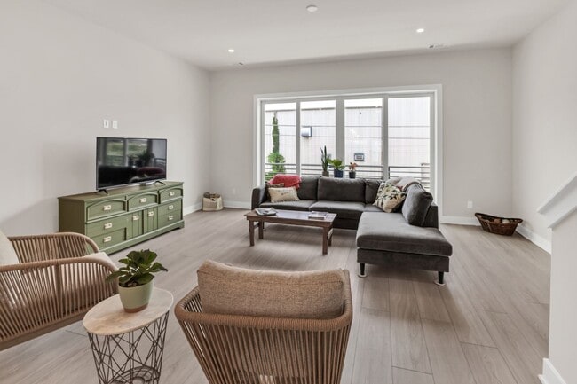 Building Photo - Modern 3 Bed, 3.5 Bath Townhome in The Nat...