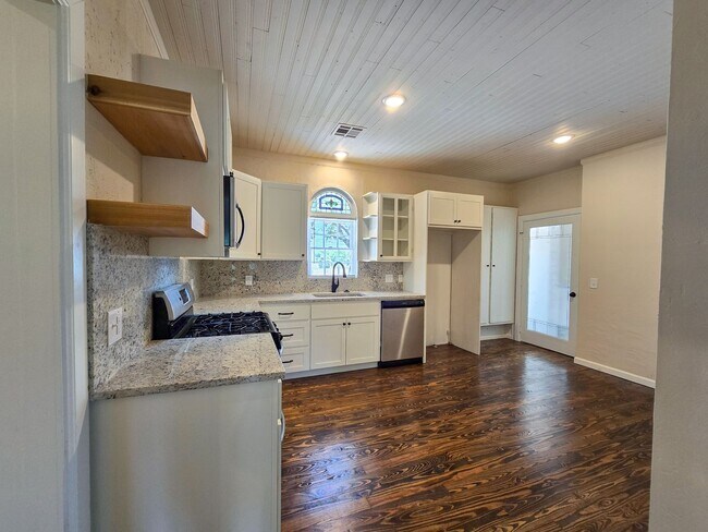 Building Photo - Cute 3 Bedroom Brick home in Shawnee