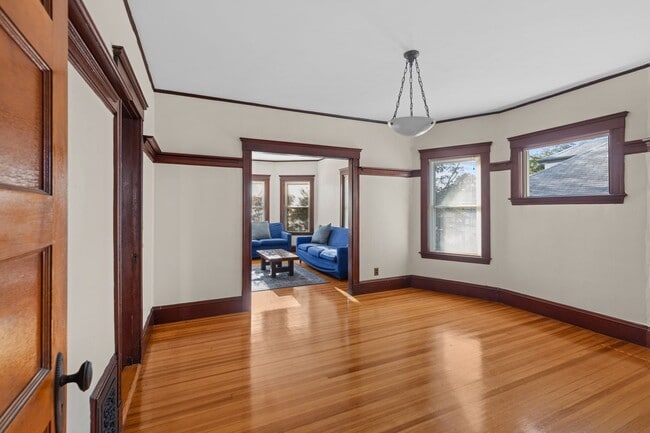 Building Photo - No Brokers Fee, In-Unit Washer and Dryer, Central Heat/AC, Eat-in Kitchen, Parking for Rent