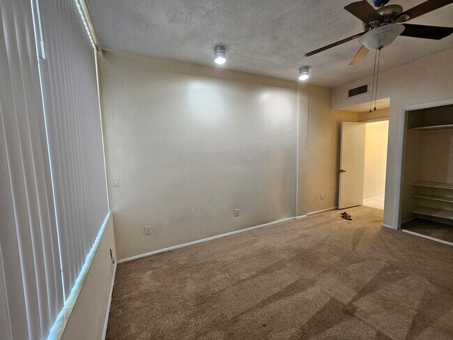 Building Photo - 6 Bedroom/3 Bath home in Black Acres