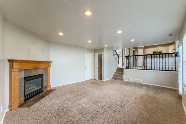 Building Photo - Comfortable 4 bed, 3 bath Family Home With Garage & Pet-Friendly Living! - Available NOW!