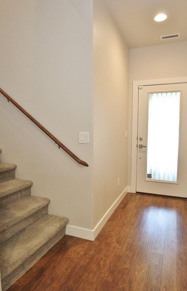 Building Photo - Immaculate Townhouse in Quiet Community
