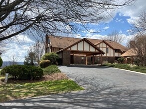 Building Photo - 1403 Fleetwood Plaza