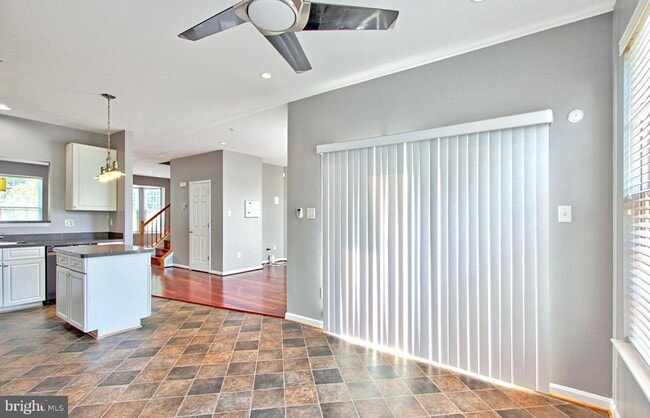 Building Photo - 9902 Woodview Dr